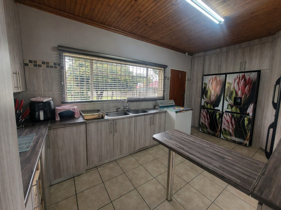 6 Bedroom Property for Sale in Jordania Free State